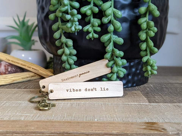 STATEMENT PEACE 'VIBES DON'T LIE' SUSTAINABLE KEYCHAIN
